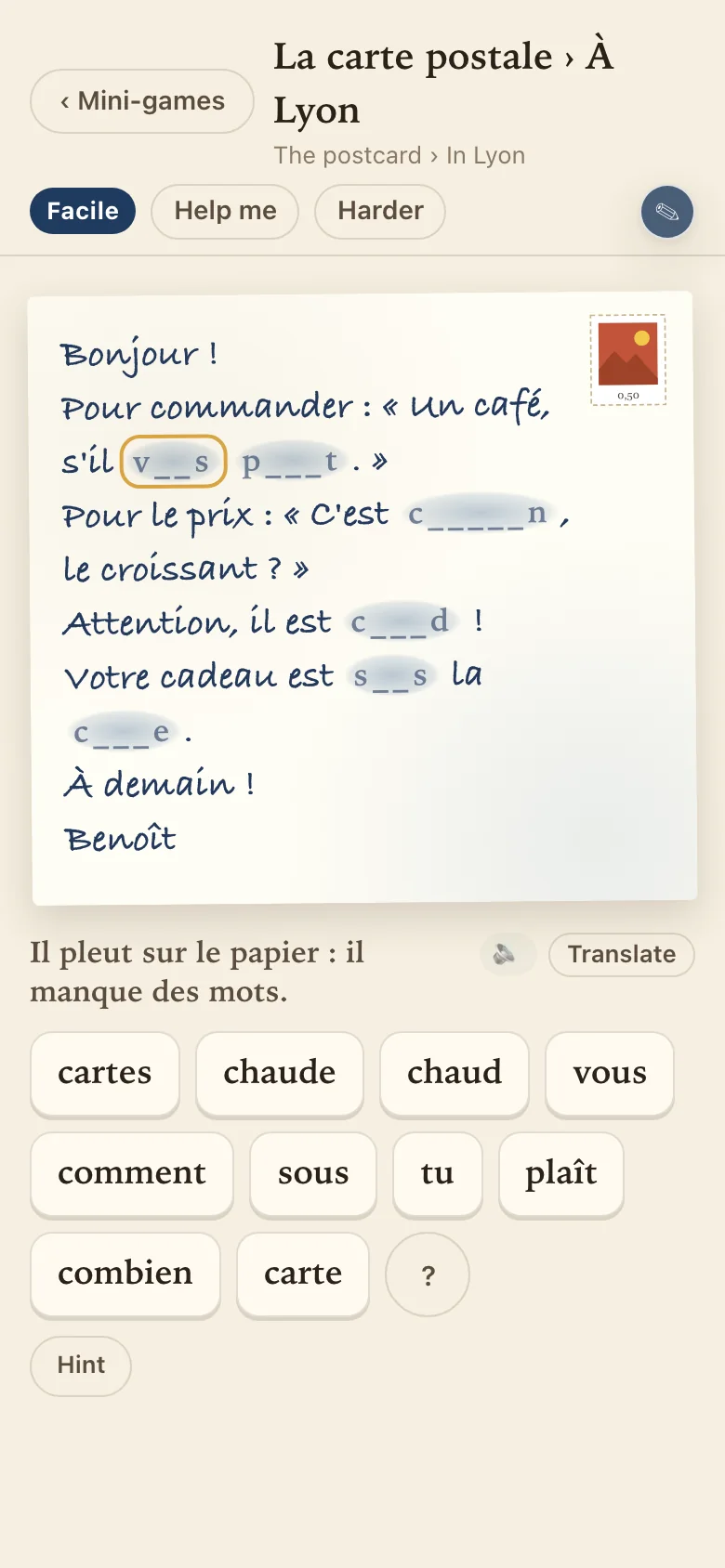 La carte postale in French: Benoît's handwritten note about ordering a coffee and asking the price of a croissant, with gaps and word tiles below.